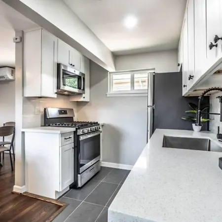 Roomy Urban Apartment Montrose! Free Parking #3